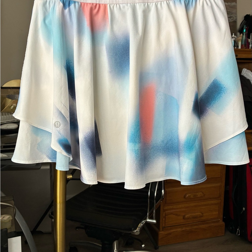 Women’s LULULEMON tennis skirt with shorts / skort. Size 8